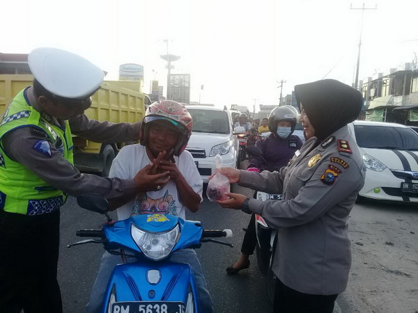 Polisi Bagikan Seratus Takjil Kepada Pengendara R2 dan R4